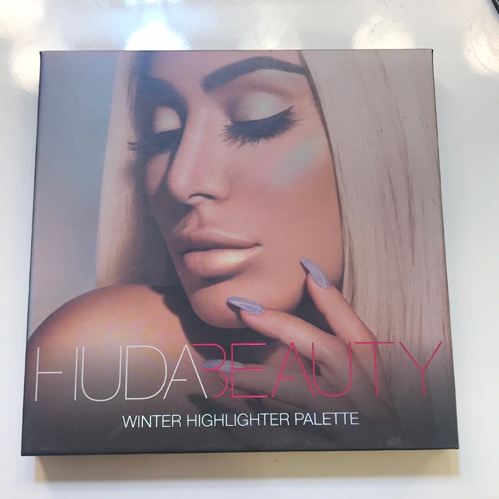 HUDA BEAUTY Winter Highlighter Palette — gold, pink, purple